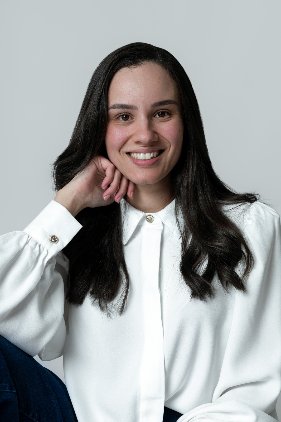 Retrato em estúdio de Yasmim Tagliatella sorrindo.